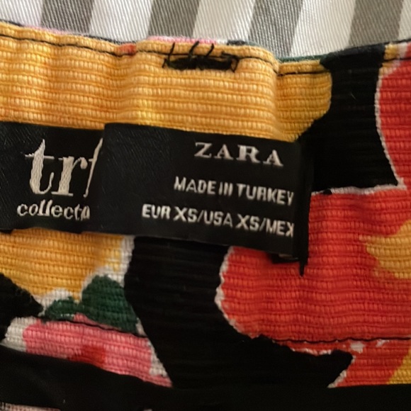 Zara. Shorts. Floral print. Size XS - Picture 2 of 4